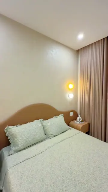 Nhà phố ban công bo cong cam đất — 3