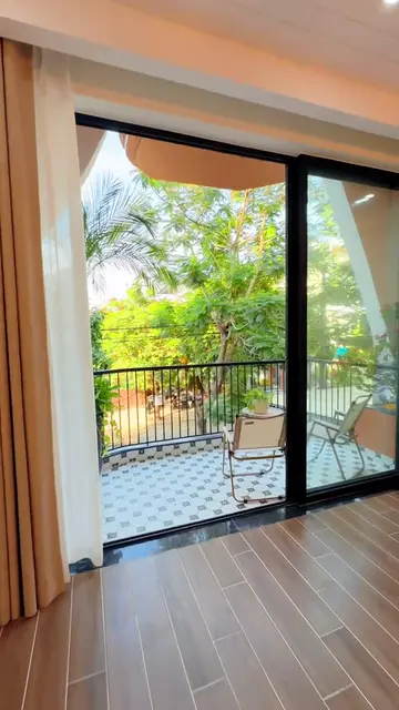 Nhà phố ban công bo cong cam đất — 4