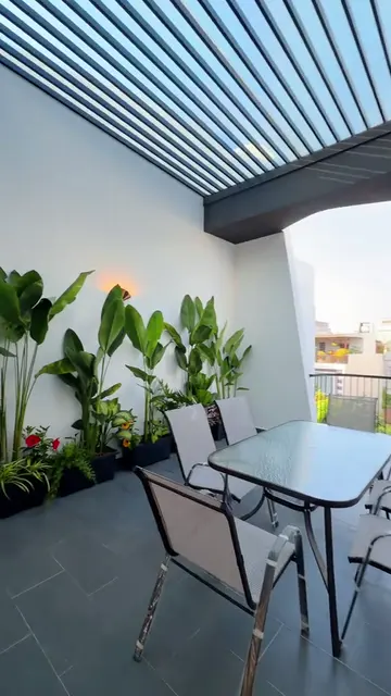 Nhà phố ban công bo cong cam đất — 6