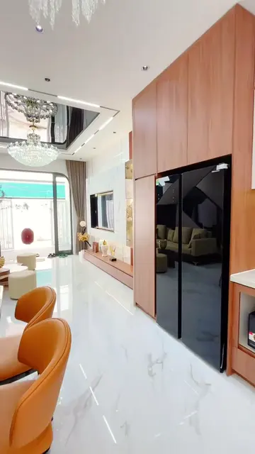 Nhà phố trắng ban công bo cong — 3