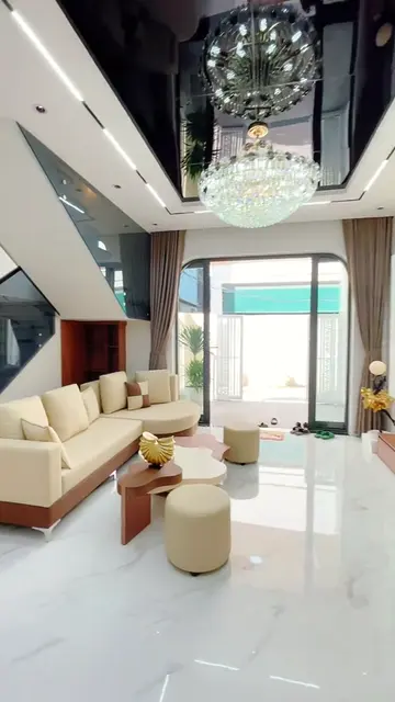 Nhà phố trắng ban công bo cong — 4